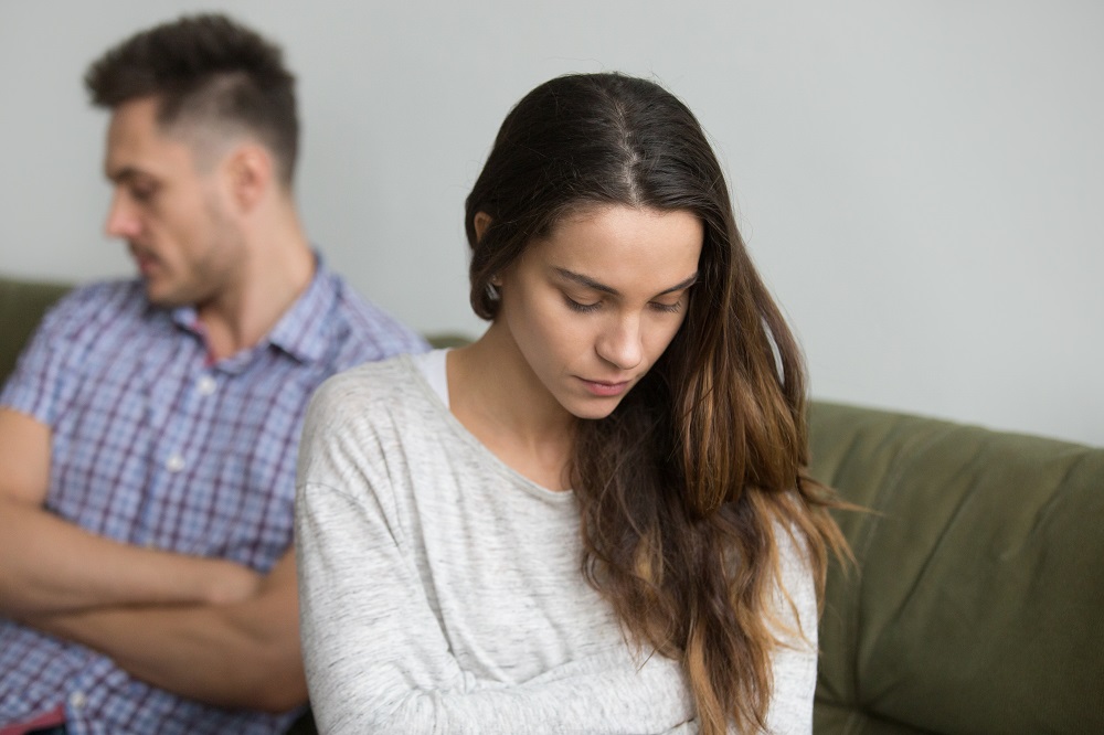 Mujer triste que dice: mi pareja me traicionó con otra