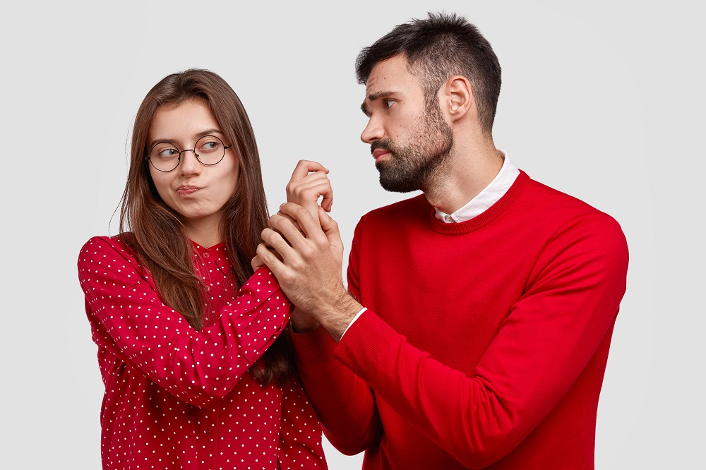 Pareja con desencuentros. Cómo hacer que alguien te perdone una infidelidad