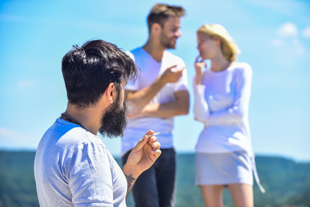 Hombre celoso ve a otra pareja