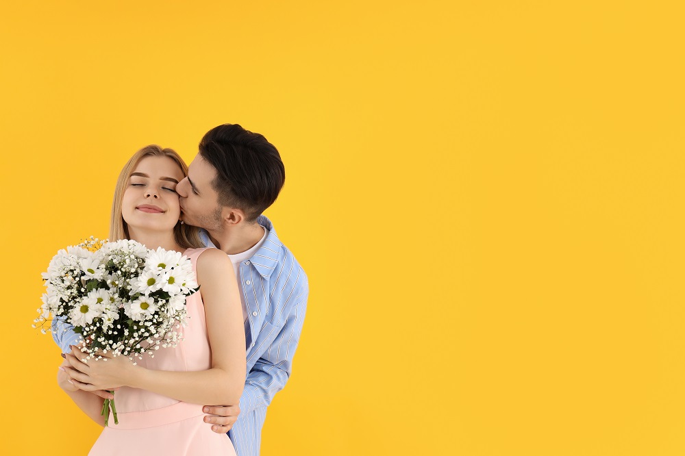 Preja feliz con ramo de rosas