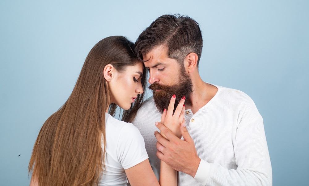 Pareja se mira con deseo