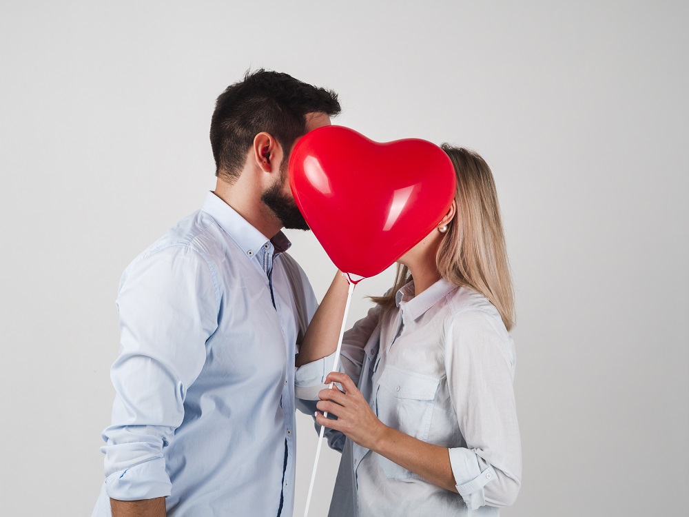 Pareja feliz gracias a los amarres de amor en Piura de Juan Mayta