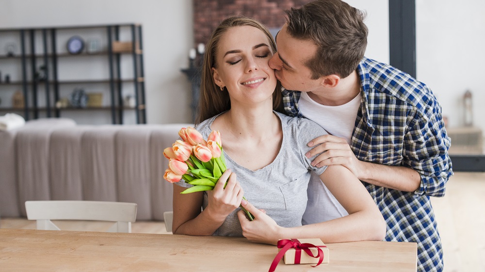 Pareja feliz gracias a un amarre de amor urgente y efectivo