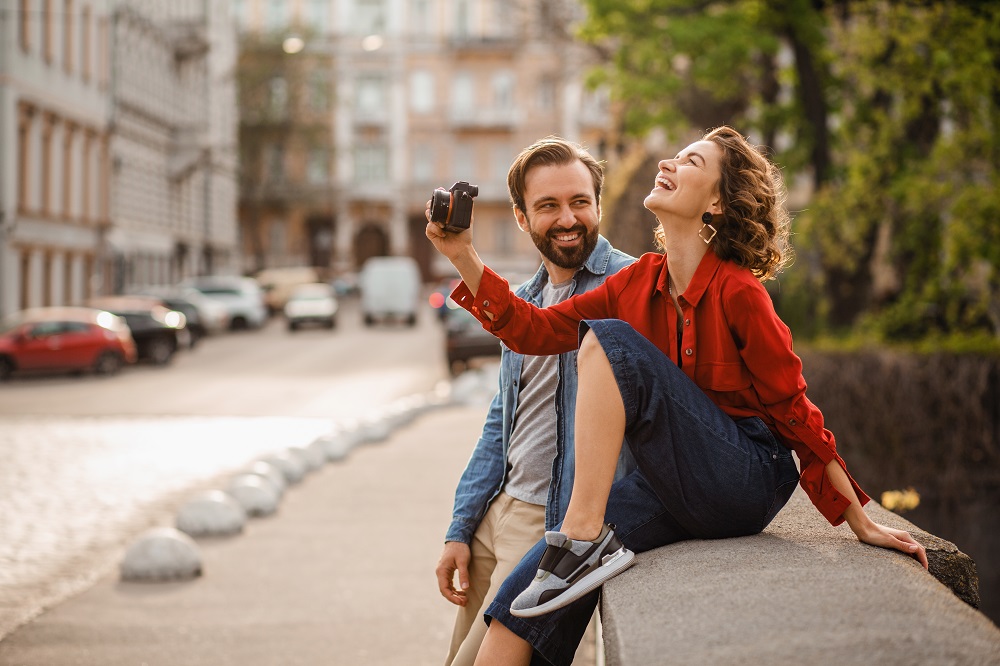 Pareja feliz de vacaciones gracias a un amarre con foto
