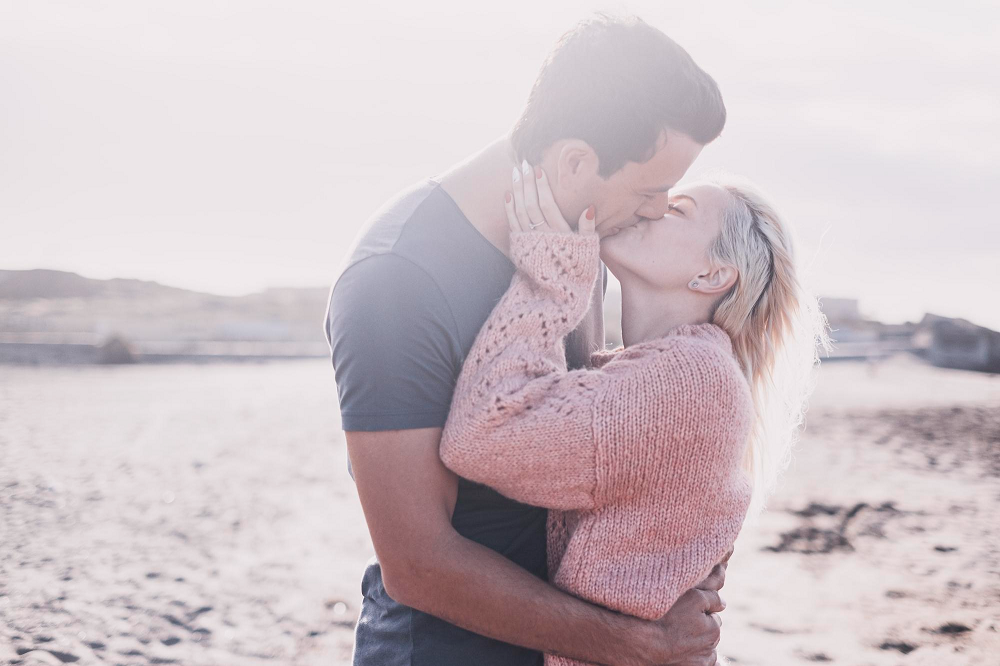 Pareja feliz se besa gracias a amarres de amor Houston
