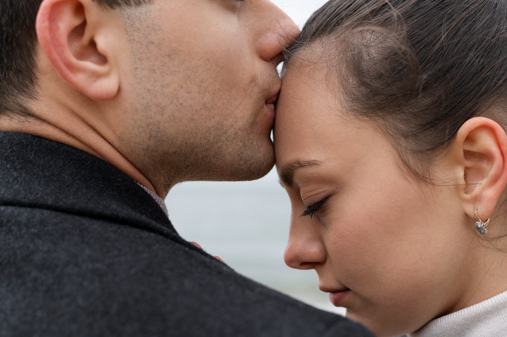 amarres de amor Quito: hombre besa frente de su novia