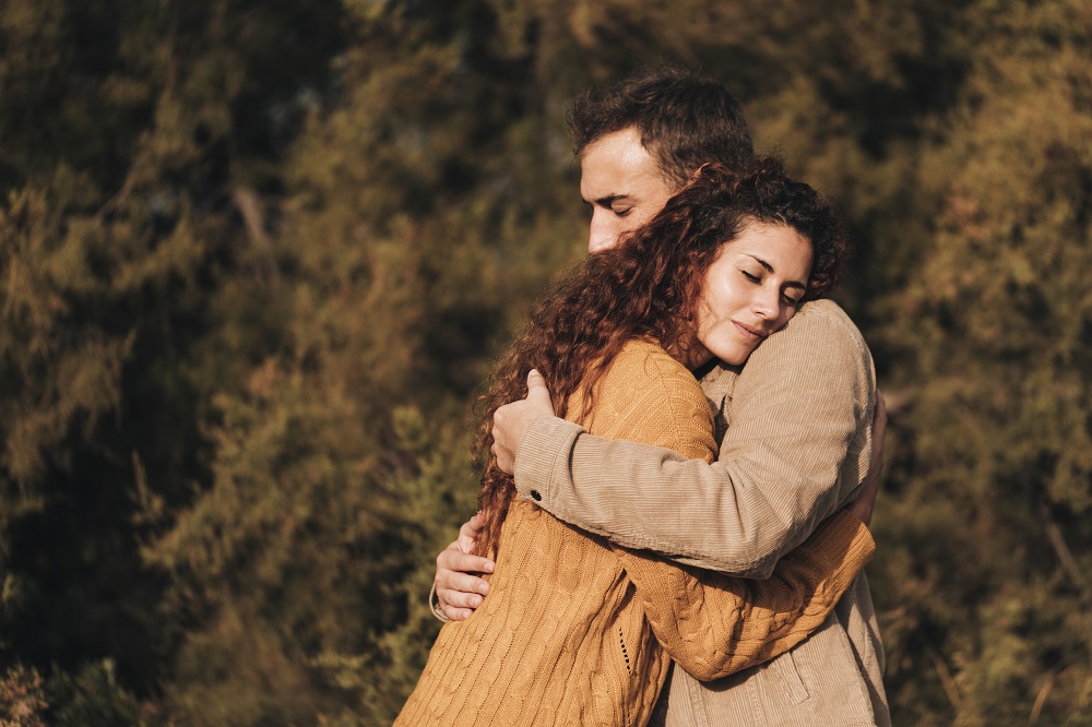 Pareja se abraza gracias al trabajo de los amarres de amor a distancia