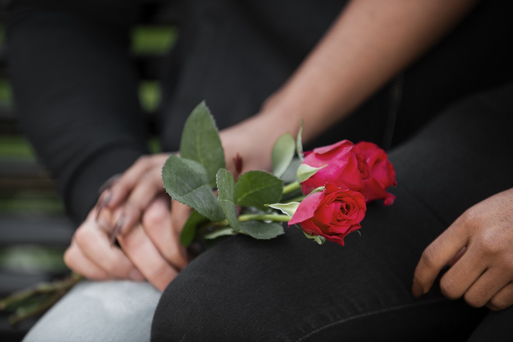 Pareja agarra ramo de rosas gracias a amarres de amor en Ambato