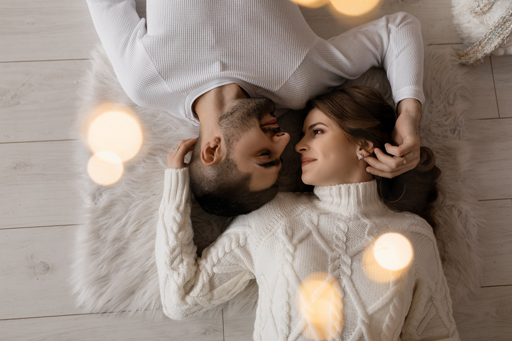 pareja feliz cara a cara acostada en el piso gracias a amarres de amor en Chile