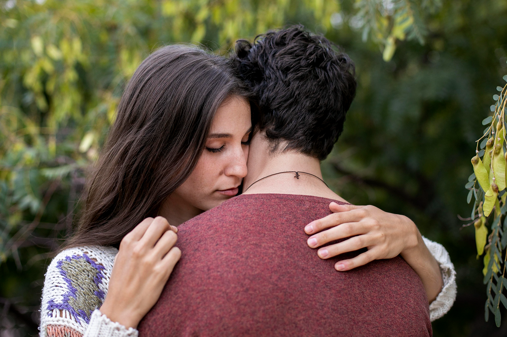 Pareja se abraza gracias a amarres de amor en La Paz Bolivia