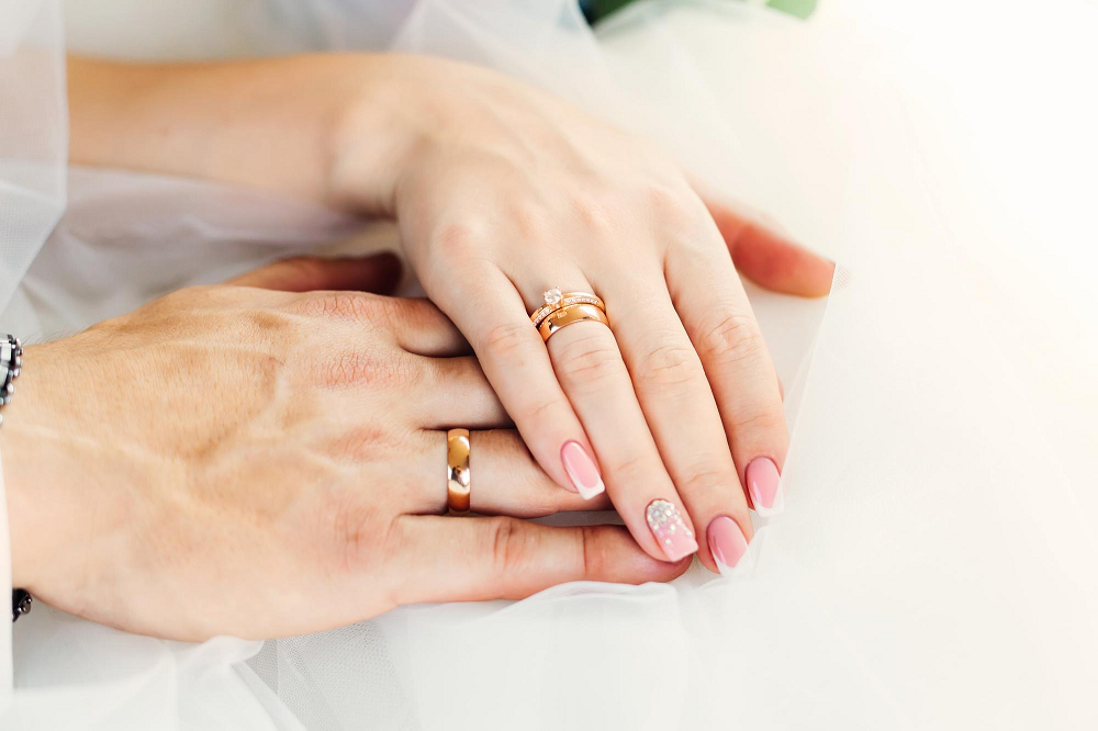 Manos con anillos de matrimonio gracias a amarres de amor en La Serena, Chile