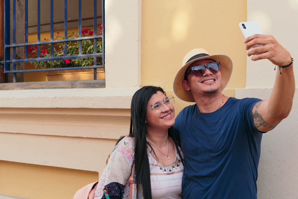 Pareja feliz se toma fotos en la calle gracias a amarres de amor en Puerto Rico