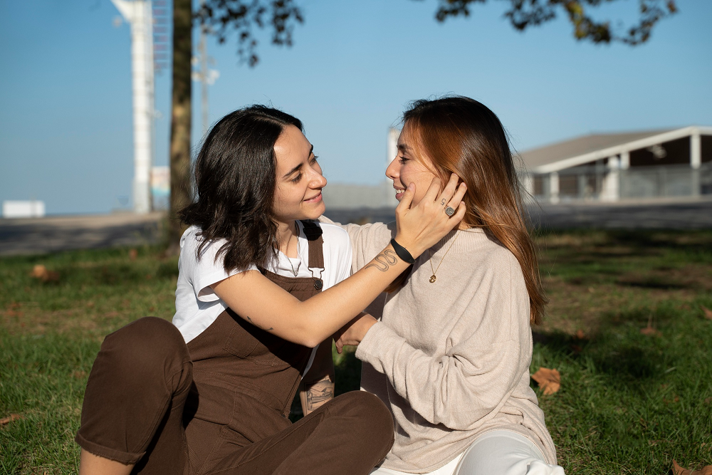 Pareja de mujeres feliz gracias a mis amarres de amor en Costa Rica