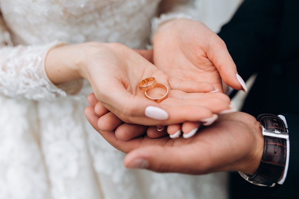 manos de pareja en su matrimonio gracias a amarres de amor en Curicó