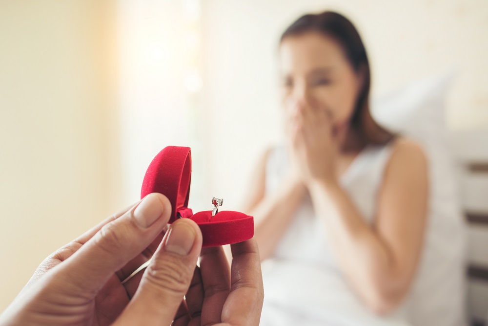 Mujer feliz porque le piden matrimonio con anillo de diamantes
