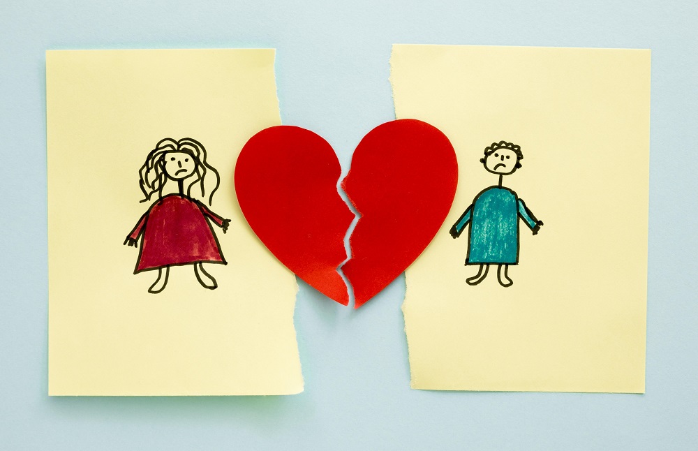 amarres de amor piura: dibujo sobre corazón roto y pareja separada
