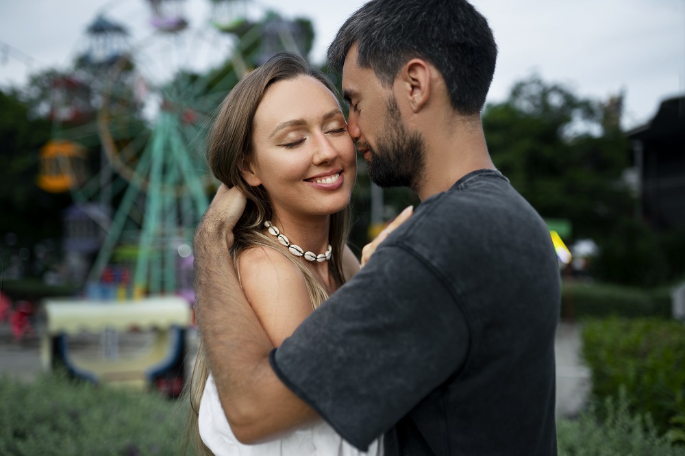 Pareja feliz gracias a los amarres de amor efectivos de Juan Mayta