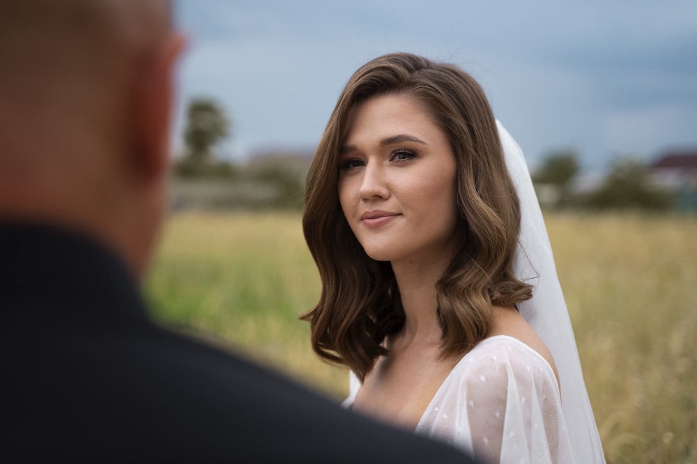 como saber si me hicieron un amarre de amor: novia mira a novio con mirada romántica