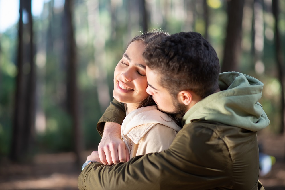 Pareja se abraza feliz gracis a un hechizo efectivo para que regrese tu pareja