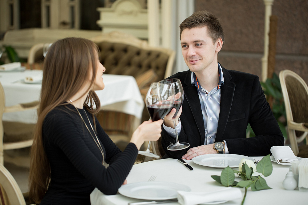 Pareja cena feliz gracias a hechizos de amor